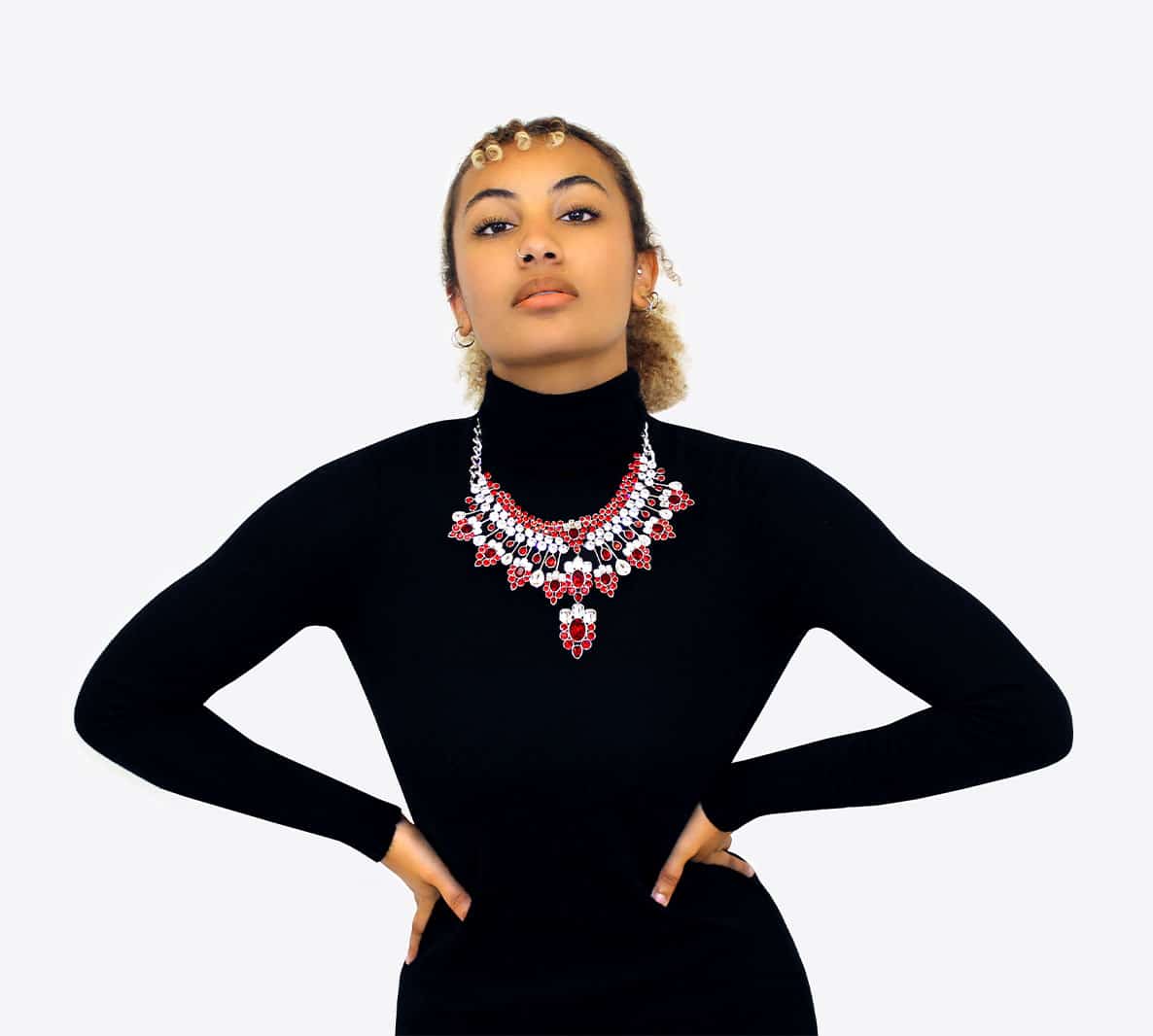 Collier ALYSSE orné de cristaux rouges et blancs – Image 5