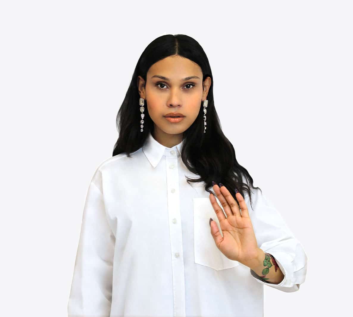 Boucles d'oreille AMAYA ornées de cristaux blancs – Image 4