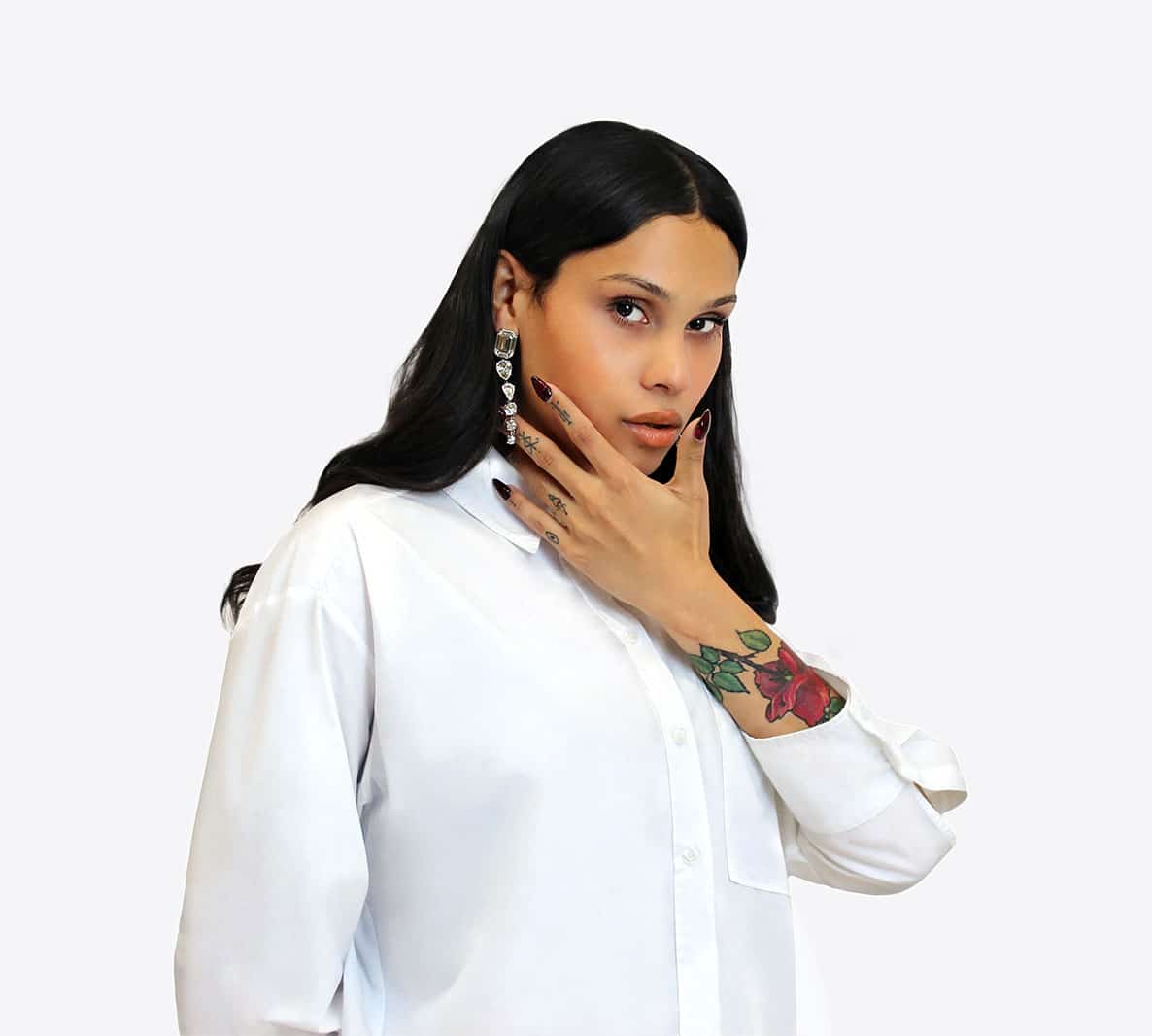 Boucles d'oreille AMAYA ornées de cristaux blancs – Image 5