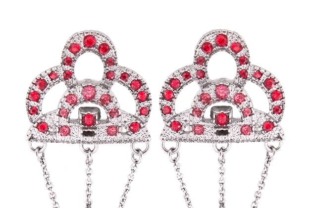 Boucles d'oreille AIKO ornées de cristaux rouges et roses – Image 2