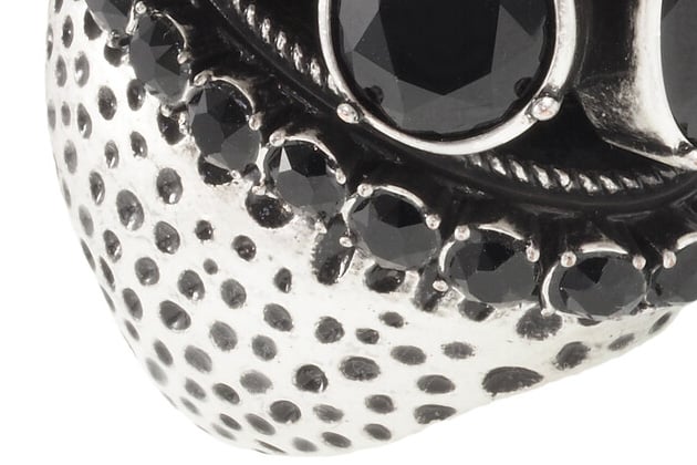 bague en metal et cristal detail