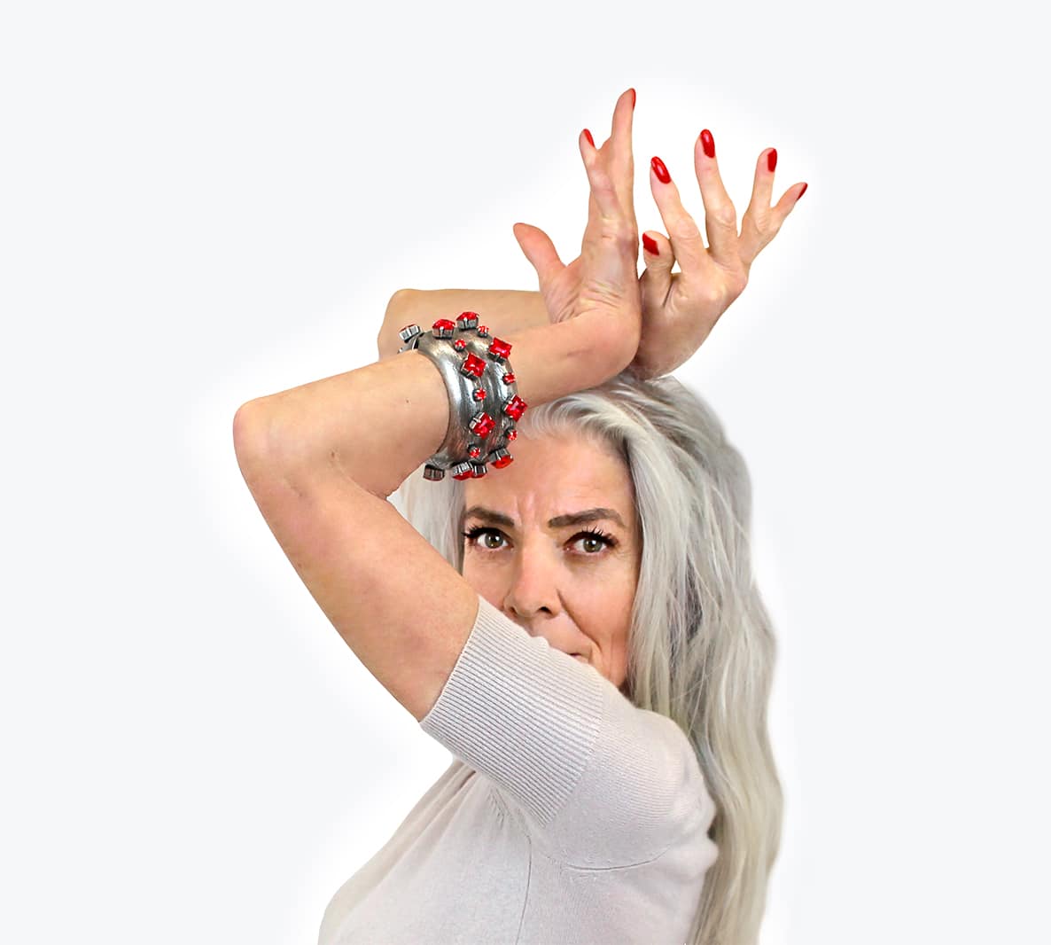 Bracelet jonc ASHIL en métal argenté vieilli et cristaux rouges – Image 5