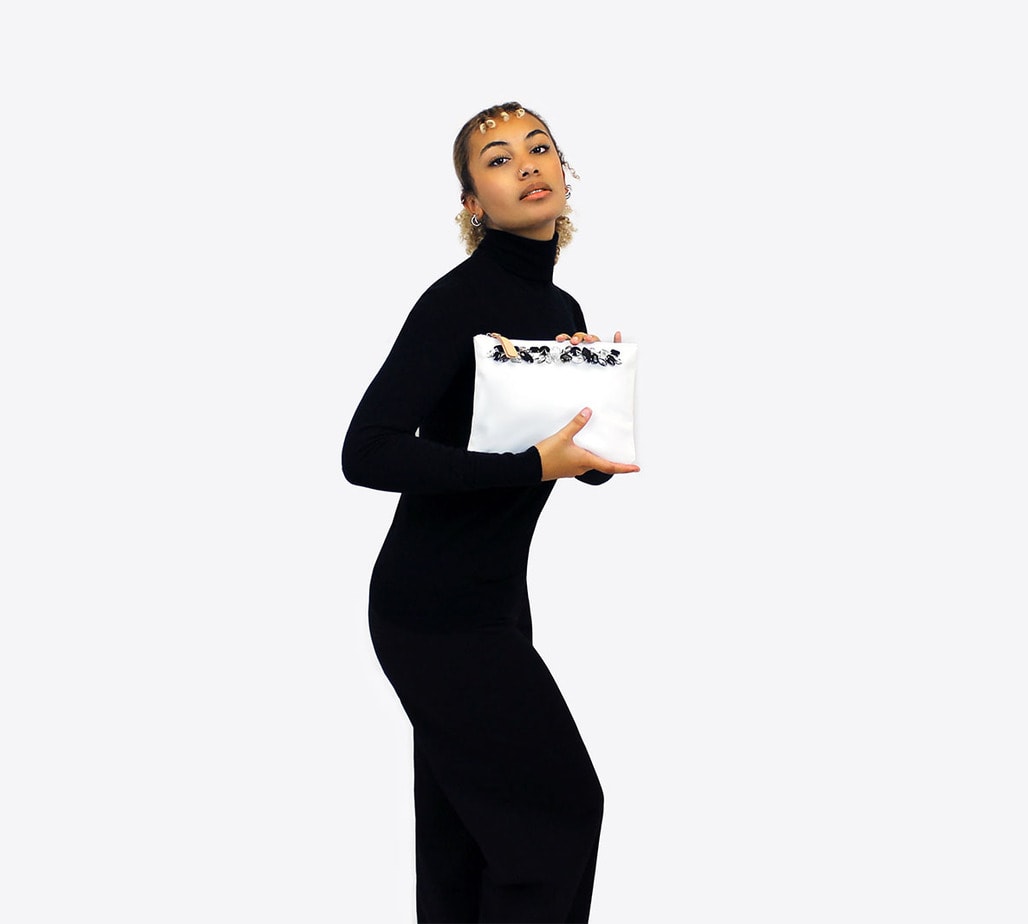 Pochette CLENI en cuir blanc brodée de cristaux gris, noirs et blancs – Image 5