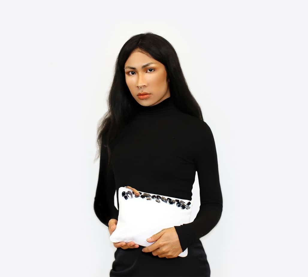 Pochette COMOL en cuir blanc brodée de cristaux gris et noirs – Image 4