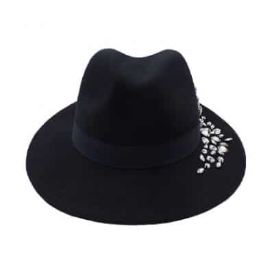 Chapeau noir avec des cristaux blancs