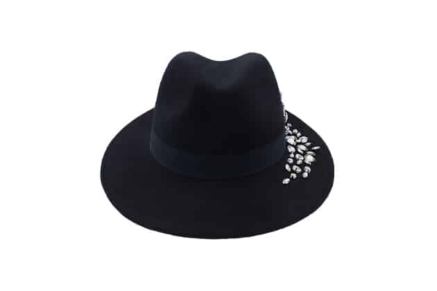 Chapeau noir avec des cristaux blancs