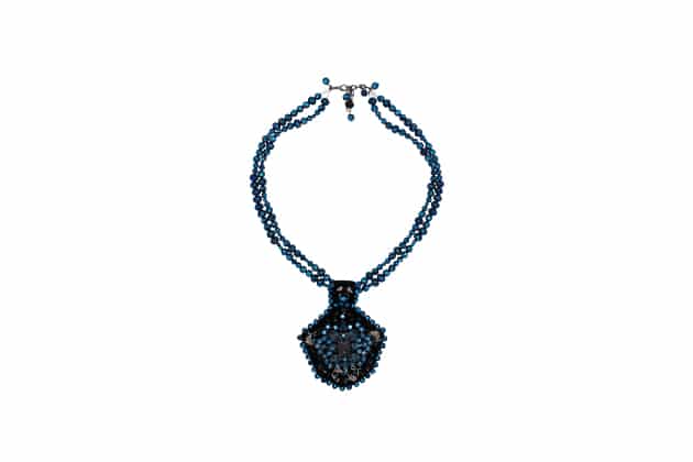 Plastron losange bleu avec des perles et un fermoir
