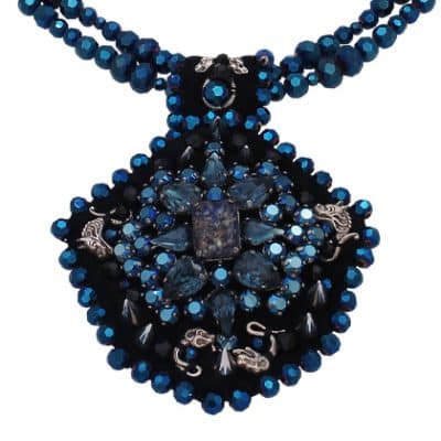 Plastron losange bleu avec des perles et un fermoir