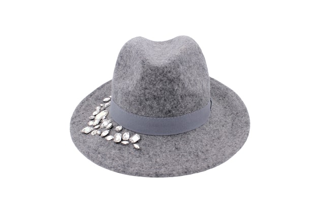 Chapeau en feutre gris moucheté avec des cristaux blancs