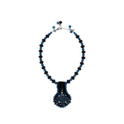 collier mini plastron bleu avec des cristaux et un fermoir