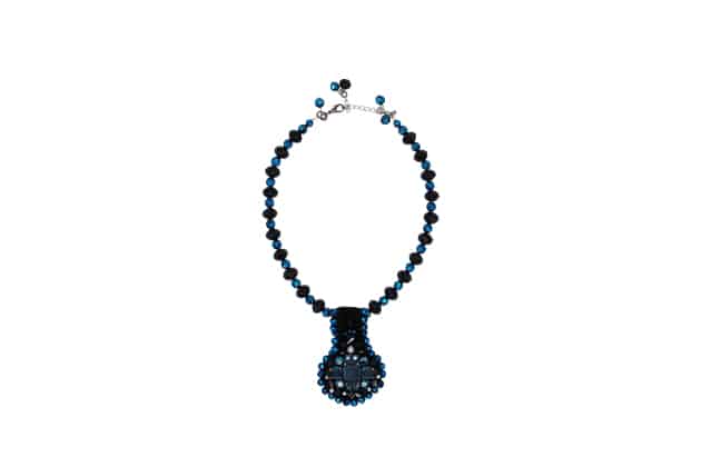 collier mini plastron bleu avec des cristaux et un fermoir