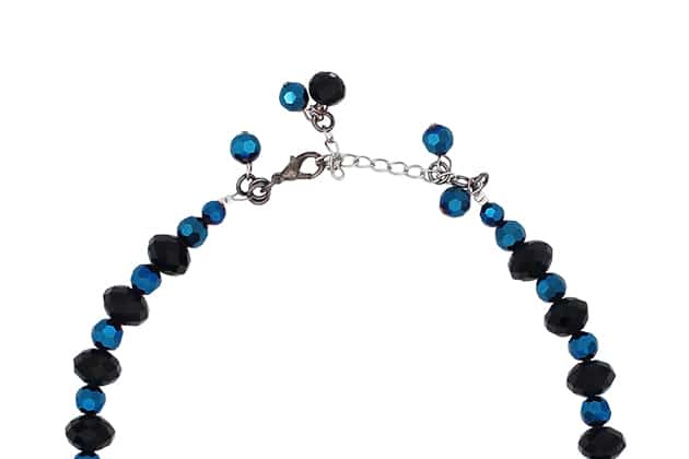 collier mini plastron bleu avec des cristaux et un fermoir