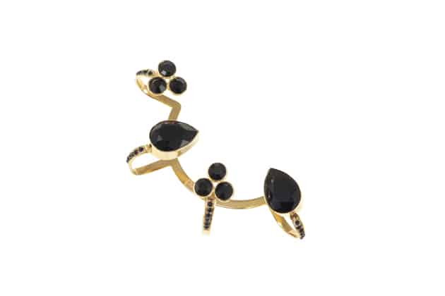 Bague quatre doigts MIRANDA en métal doré orné de cristaux noirs – Image 2