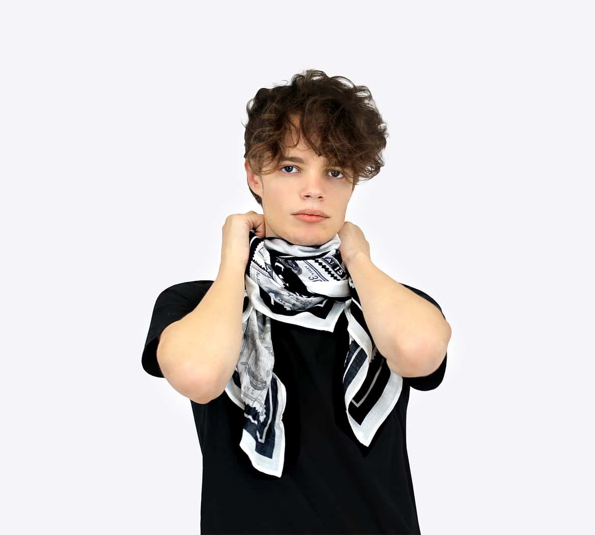 Carré DEUS imprimé de timbres noirs et blancs – Image 5