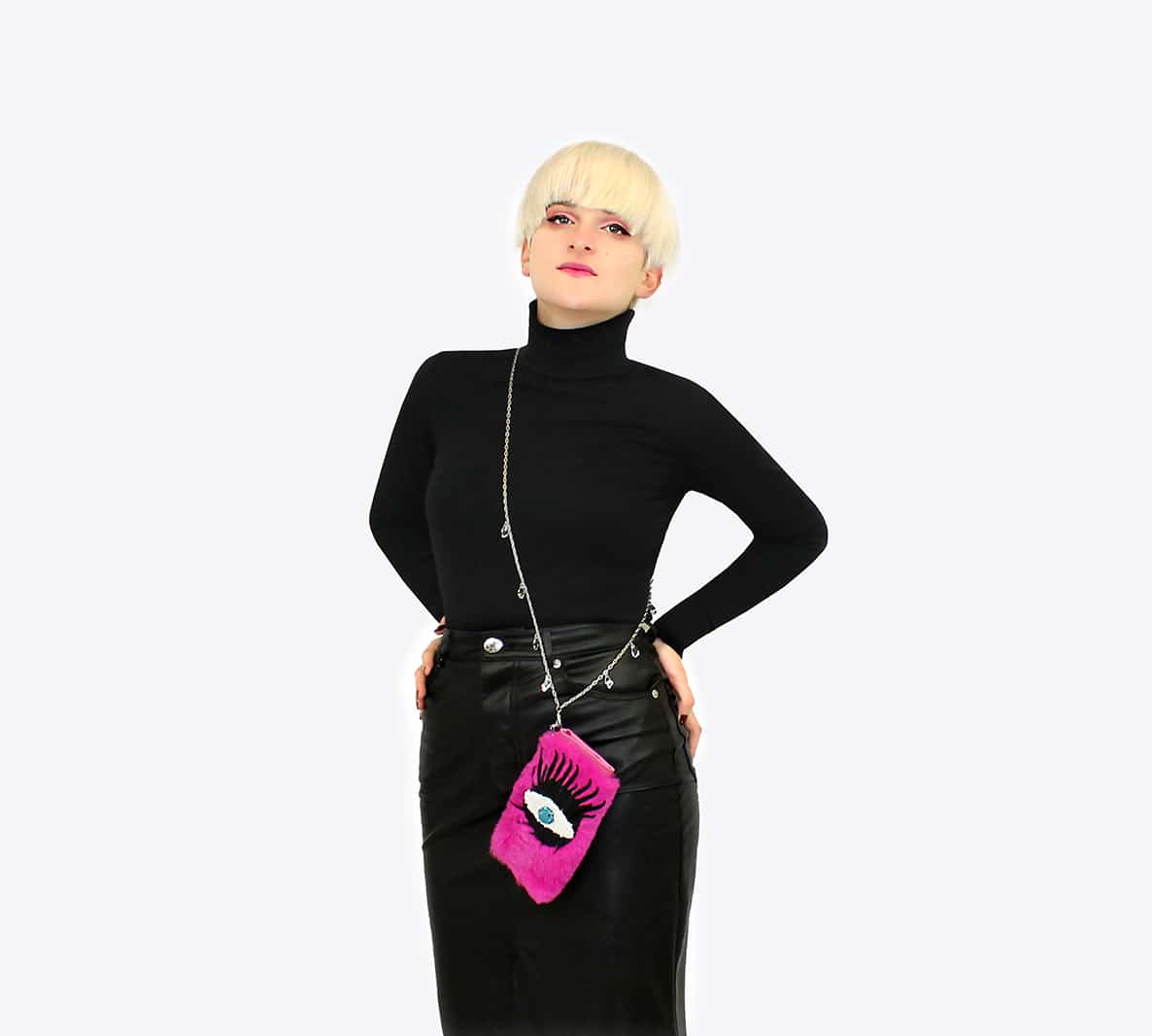 phone_and_glasses_pocket_case_pink_fur_metal_chain_eye_onauratoutvu_worn_by_woman (2)