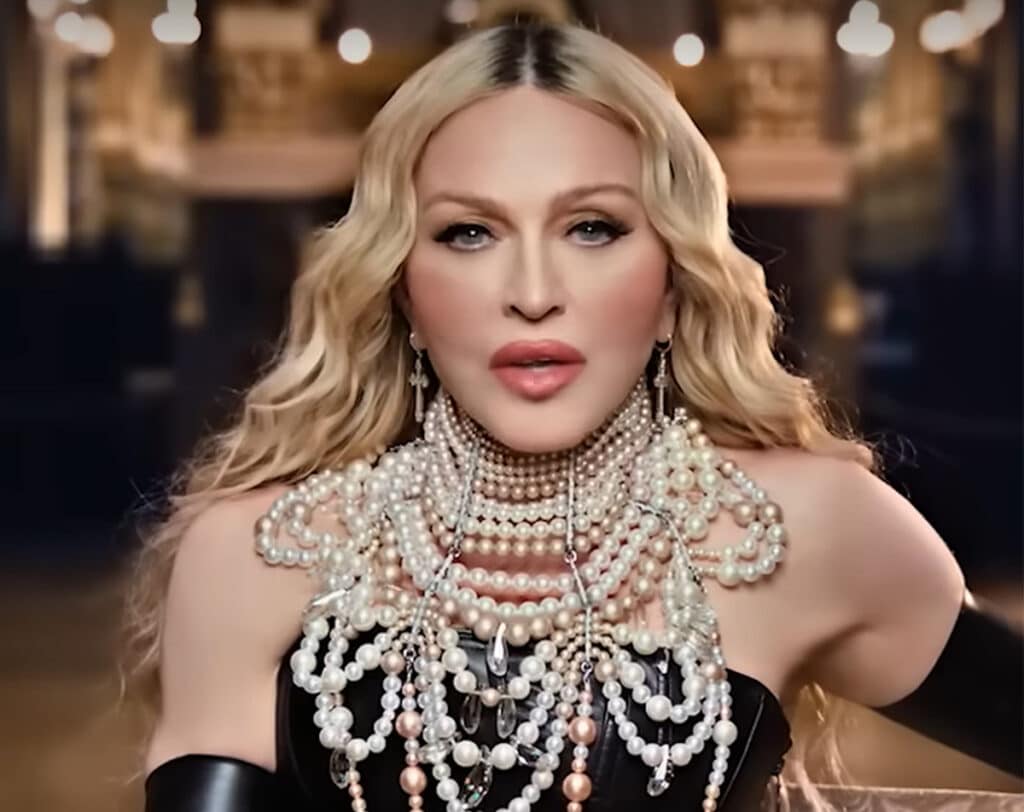 madonna wearing pearls necklace by on aura tout vu