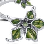 Bague réglable Dila fleurs Datura et cristaux vertes – Image 4