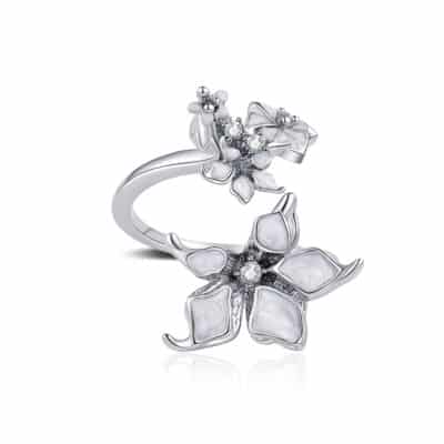 Bague fleurs datura émaillage blanches en métal argent et cristaux zhang zhehan x on aura tout vu