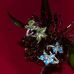 Bague réglable Dila fleurs Datura et cristaux blanches – Image 7