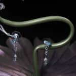 Manchette d'oreille Damien cristaux et fleurs datura blues zhang zhehan x on aura tout vu