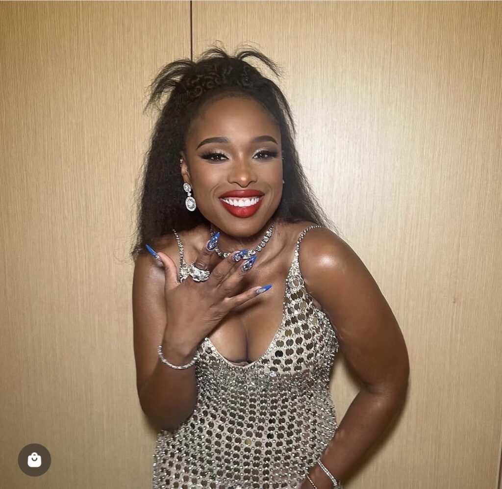 La chanteuse et actrice américaine Jennifer Hudson porte une bague de la collection Heritage de On Aura Tout Vu