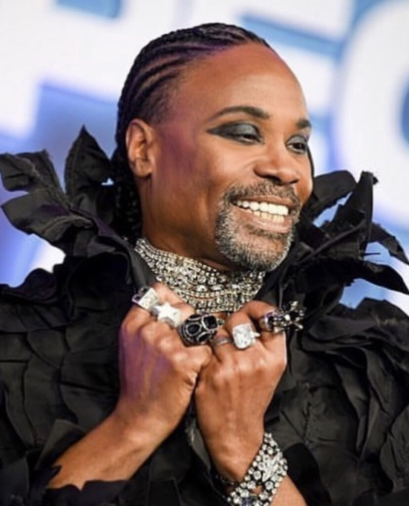 Le chanteur et acteur américain Billy Porter porte des bagues noirs de la collection heritage de On Aura tout Vu