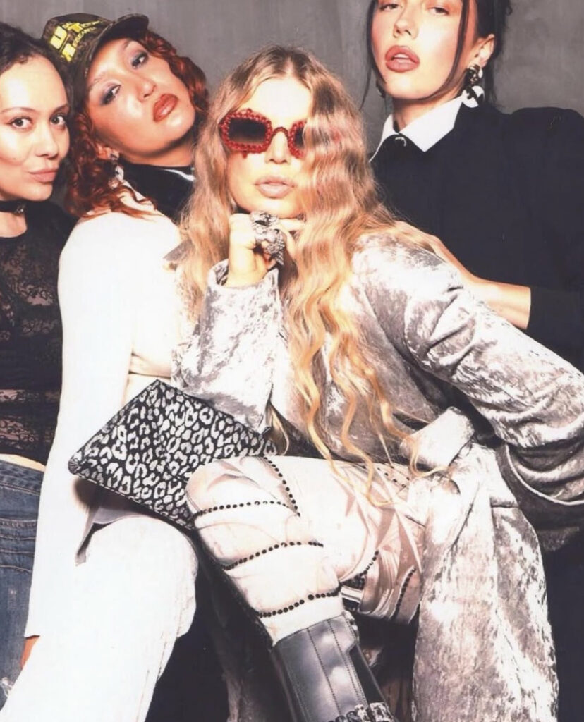 La chanteuse américaine Fergie porte une combinaisons couture de la collection Superheroes de On Aura Tout Vu