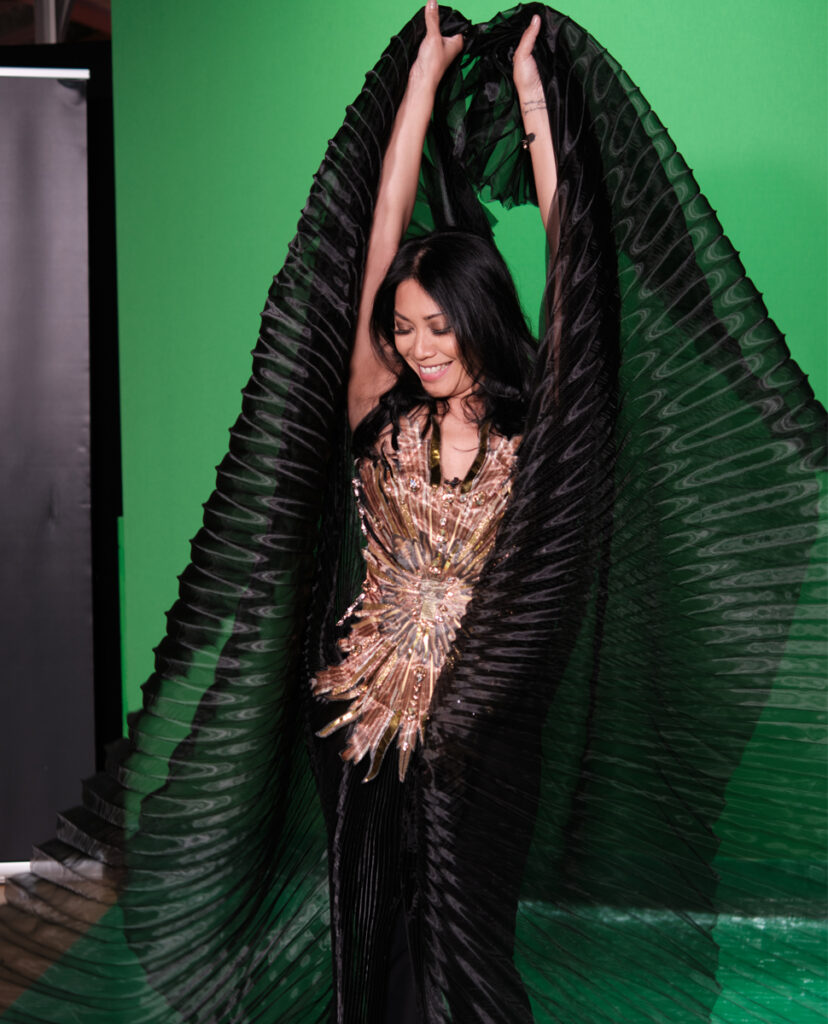 La chanteuse française Anggun porte une robe couture de la collection Sunlight Power by On Aura Tout Vu pour Eurovision