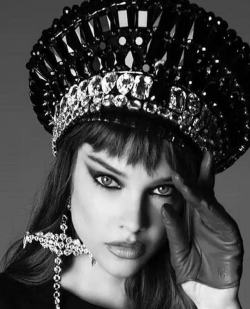 L'actrice hongroise Barbara Palvin porte un chapeaux en cristal de la colllection couture "DesEquilibrium" de on Aura Tout Vu
