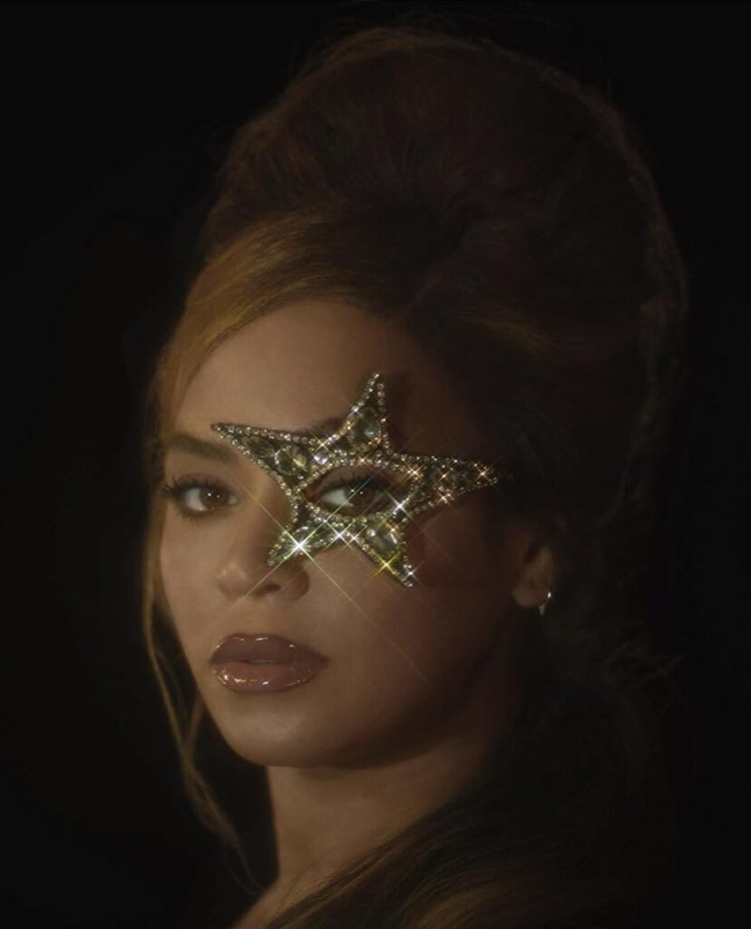 Beyonce porte un eye patch en cristaux pour la couverture de son Album studio Cowboy Carter Beyoncé ‧ 2024