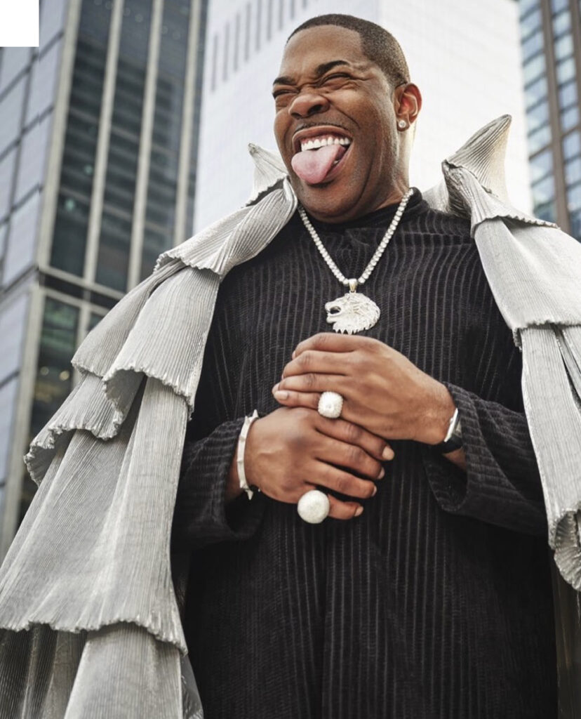Le rappeur américain Busta Rhymes porte une cape argent de la collection Superheroes de On AuraTout Vu