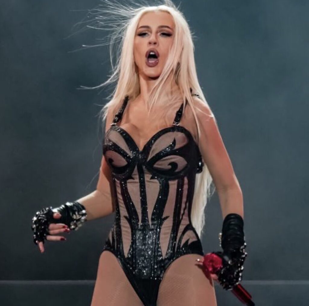 christina aguilera porte des gants noirs de On Aura Tout Vu
