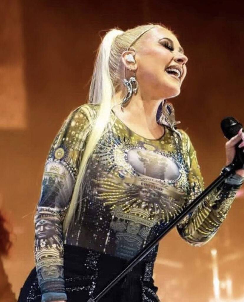 l'auteure-compositrice-interprète Christina Aguilera porte un body suit de la collection Sunlight Power de on Aura Tout Vu pour son concert
