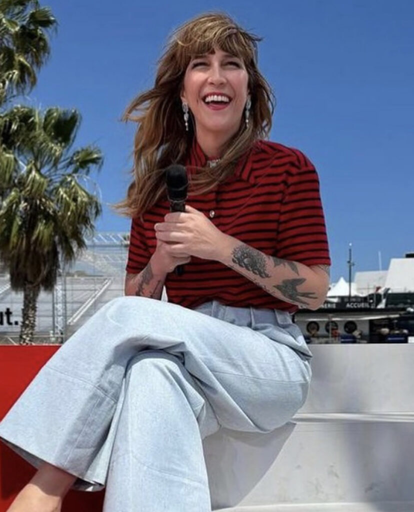 Daphné Burki porte des boucles d'oreilles de la collection Moulin Rouge by On Aura Tout Vu