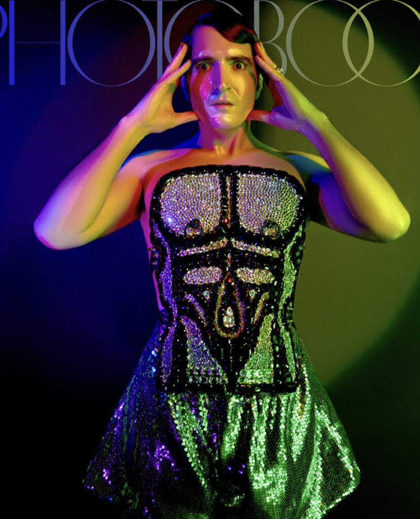 L'acteur et scénariste américain David Dastmalchian porte un corset en cristal de la collection Illusion de On Aura Tout Vu