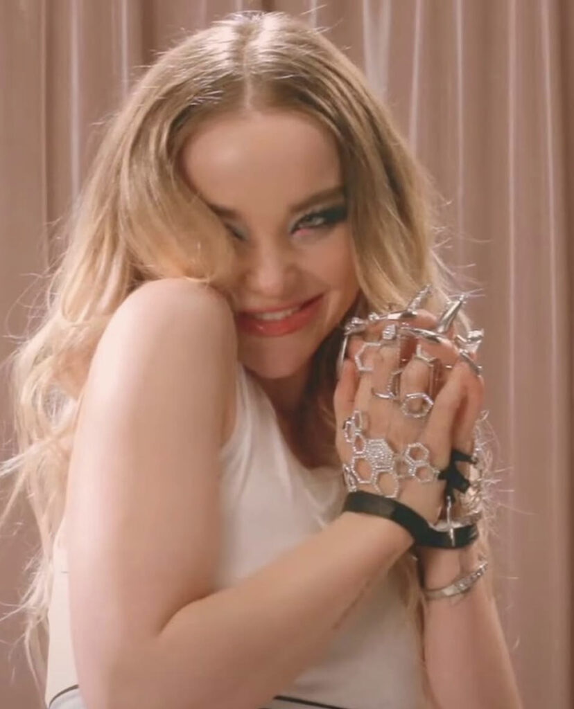 l'Actrice américaine Dove Cameron porte des gants bijoux en cristal par la maison de couture On Aura Tout Vu