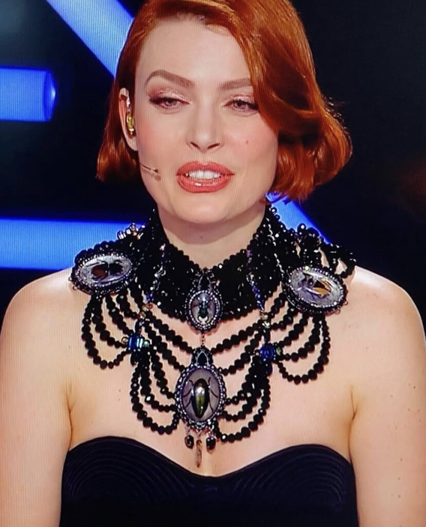 L'auteure interprète française ÉLODIE FREGE porte un collier couture par On Aura Tout Vu pour Mask Singer TF1.