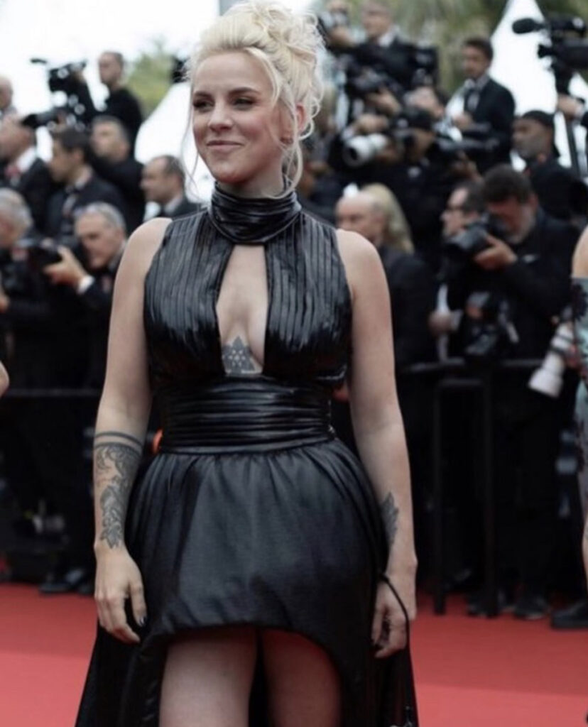 La vidéaste française EMILY LTR porte une robe Haute Couture de la collection "Alchimia" de la maison de couture On Aura Tout Vu aux Festival de Film à Cannes.