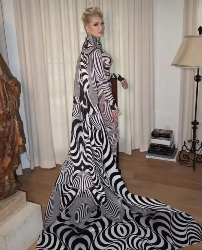 L'actrice américaine Erika Jane porte un ensemble Haute Couture noir et blanc de la maison de couture On Aura Tout Vu