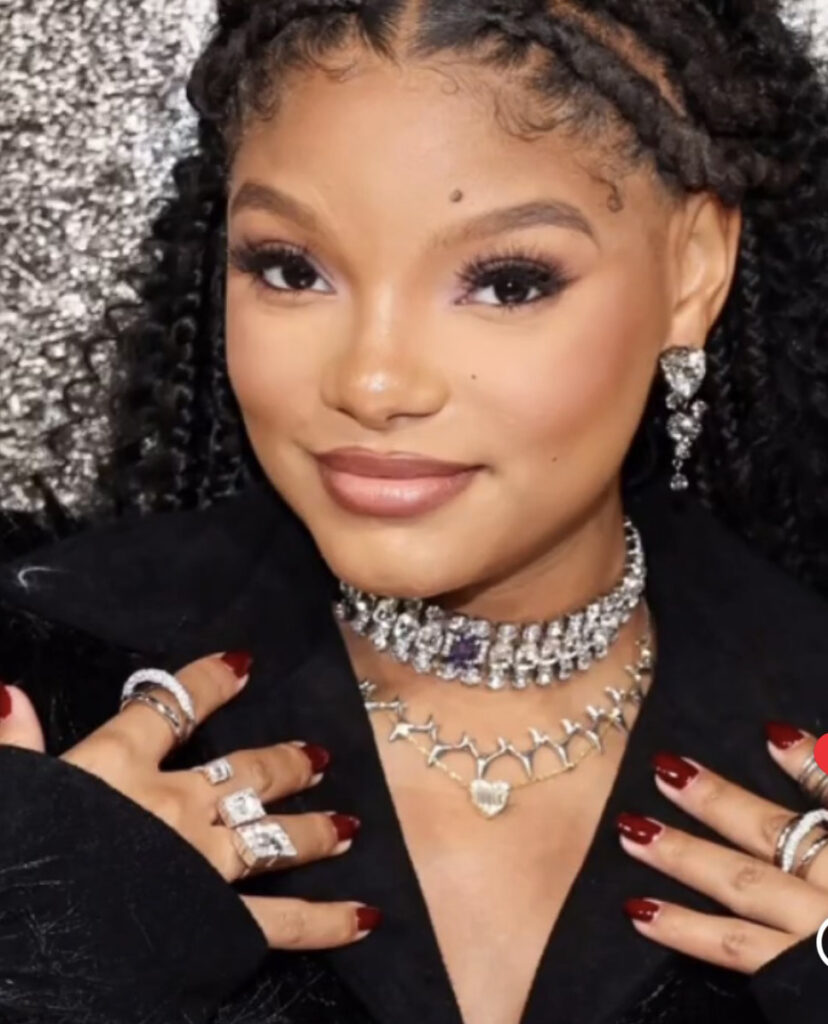 L'actrice et chanteuse américaine Halle Bailey porte des boucles d'oreilles de On Aura Tout Vu