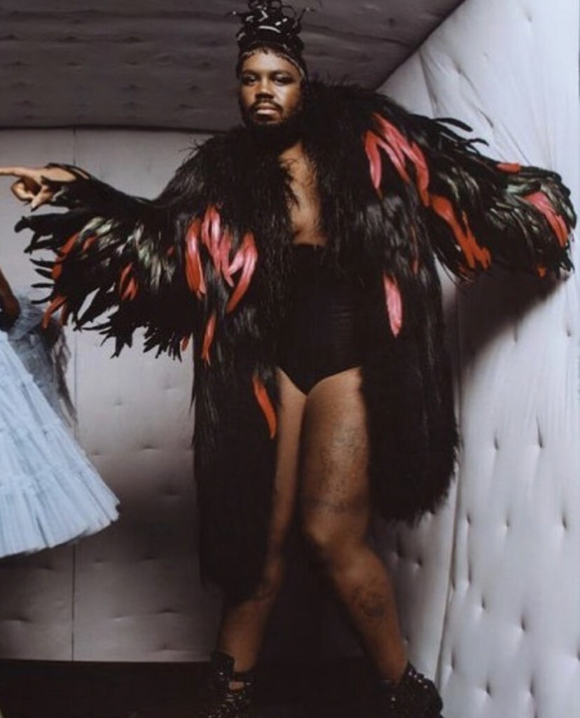 Le chanteur et DJ français Kiddy Smile porte un manteau en plummes de la collection couture Alchimia de On Aura Tout Vu