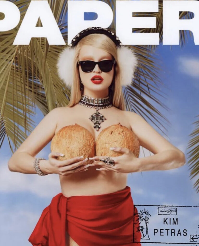 La chanteuse allemande Kim Petras porte un bijou de tete poar on Aura Tout Vu pour paper magazine