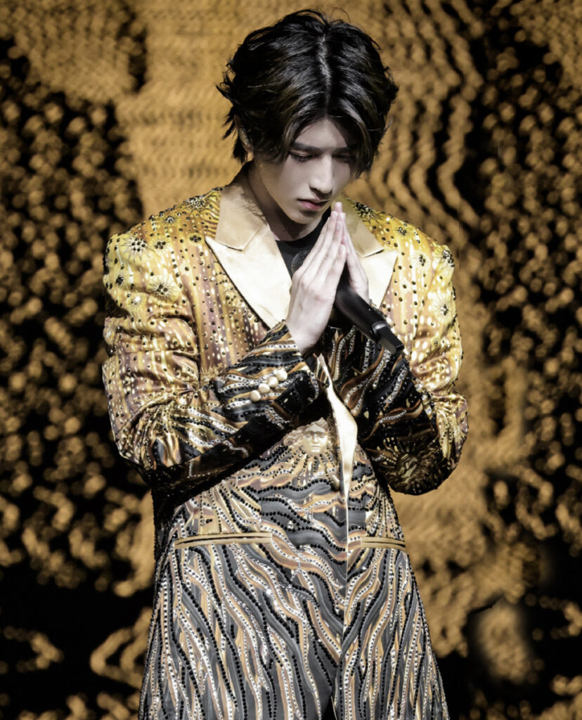 L'auteur-compositeur-interprète, danseur et rappeur chinois Kun porte une veste haute couture de la collection Sunlight Power de On Aura Tout Vu