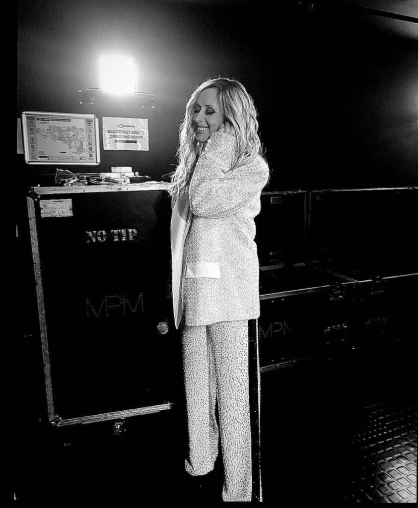 La chanteuse Lara Fabien porte en ensemble blanc haute couture de la collection Illusions de la maison On Aura Tout Vu. Dans les tons de noir et blanc