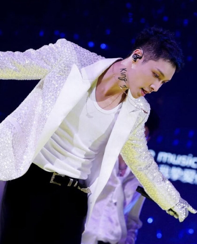 Le chanteur Lay Zang porte une veste de la collection Illusion couture de on Aura Tout Vu