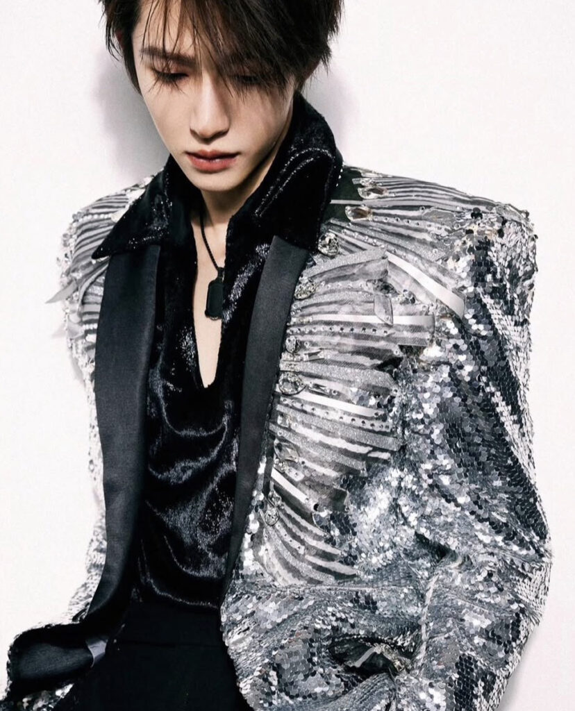 Le chanteur chinois LIU YU porte une veste couture de la collection Sunlight Power de On Aura Tout Vu.