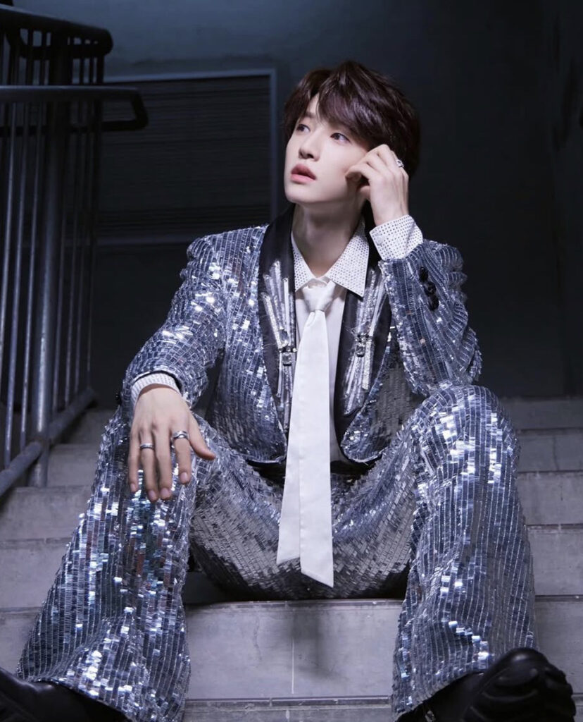 Le chanteur chinois Liu Yu porte un ensemble couture de la collection Sunlightpower de On Aura Tout Vu.