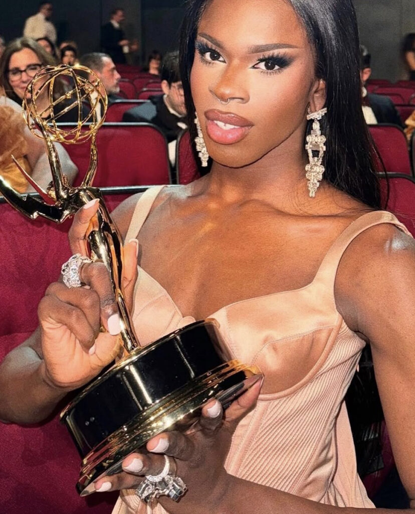 Luxx Noir porte des bagues de la collection Héritage de la maison de couture on Aura Tout Vu