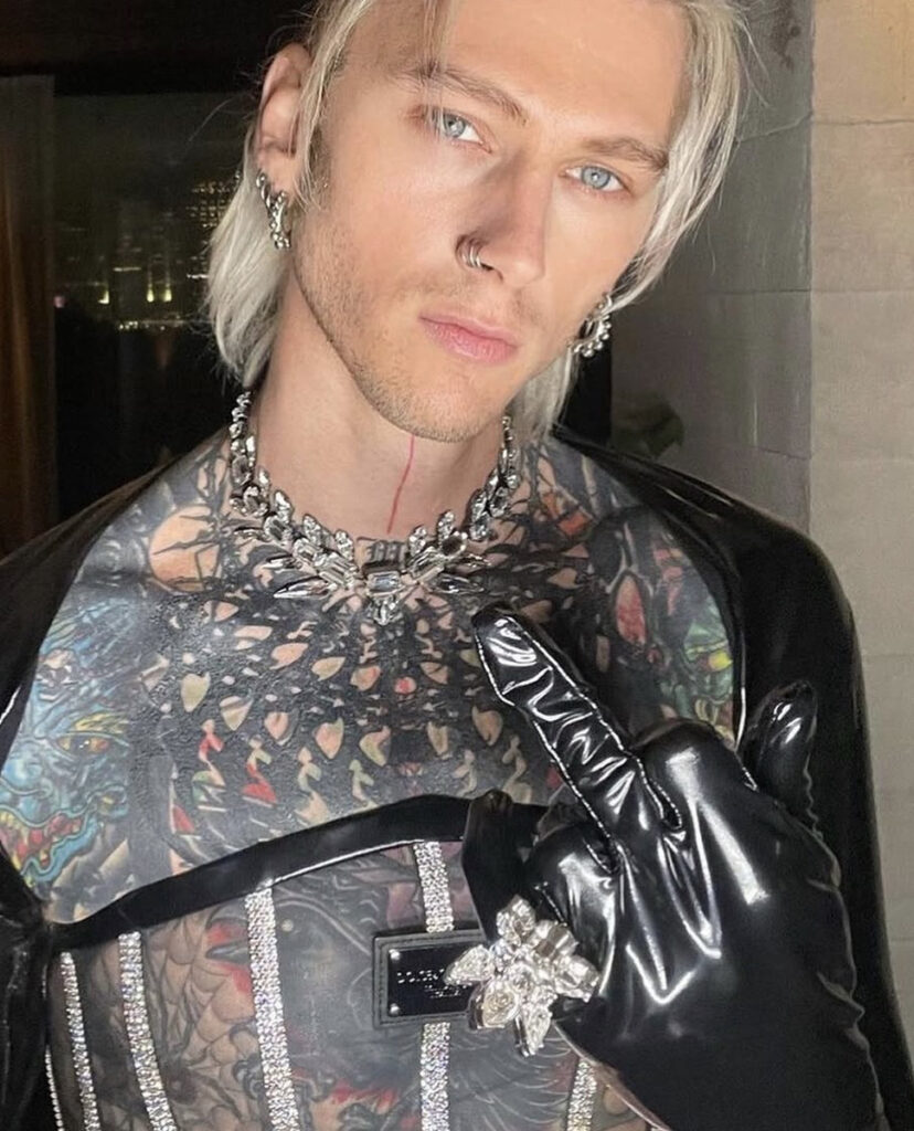 Le chanteur américain Machine Gun Kelly porte une bague de la collection Heritage de On Aura Tout Vu
