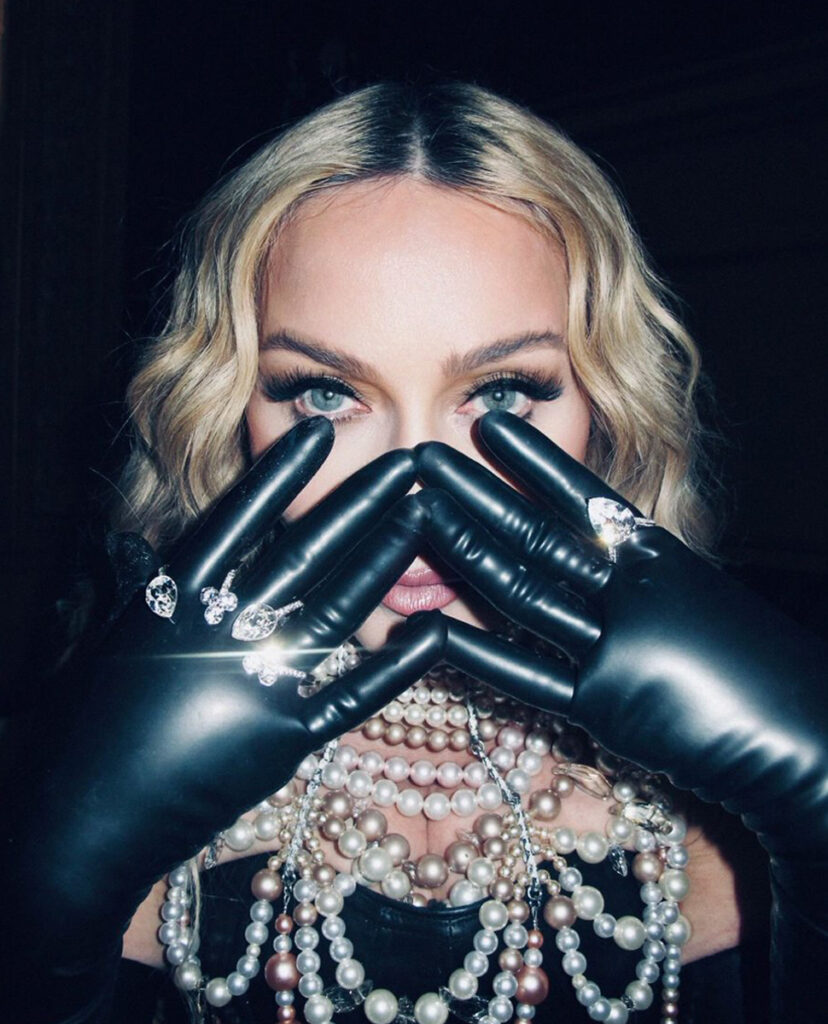 Madonna porte des bagues et collier en perles de On Aura Tout Vu